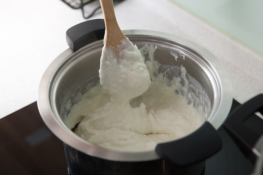 鮮奶麻糬用湯匙將米糊舀起，呈固體狀不會輕易滑下即可盛起。
