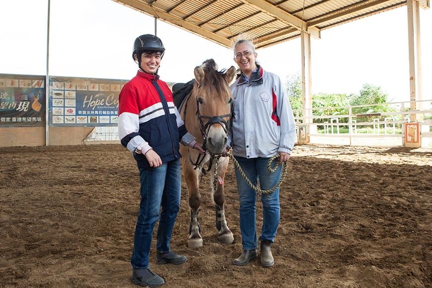 林嫵恬每週六會帶著女兒安安來到位於桃園新屋的希望馬場騎馬。