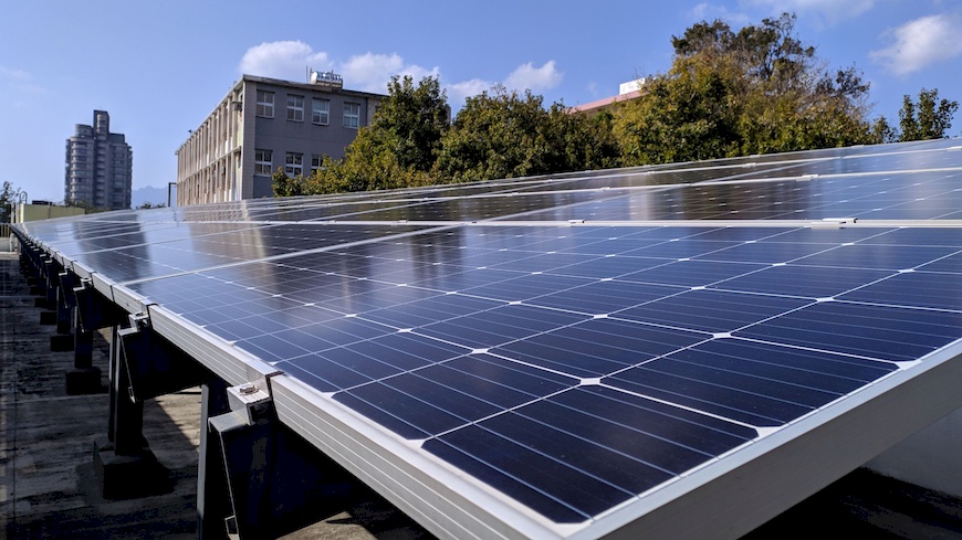 太陽能電廠不僅促進電力的地產地消，減少電力輸送的耗損，更幫建物降溫，減少對冷氣的需求。（此圖非關渡國中） 北市府公民電廠。公民電廠。太陽光電。干豆好。能源轉型。在地參與