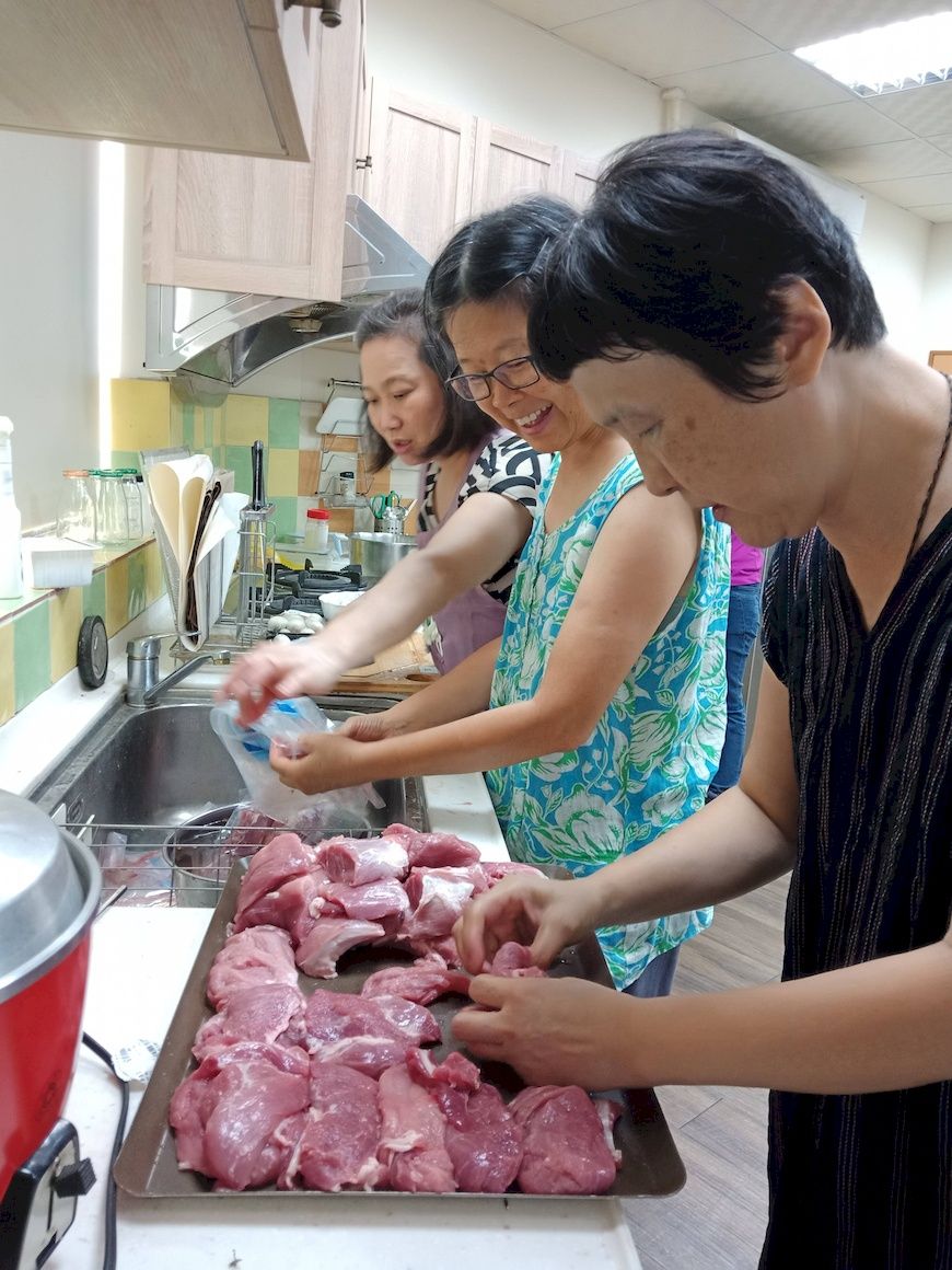 社員在廚房說說笑笑一起料理食材。共煮。共食。主婦聯盟合作社。東海站。