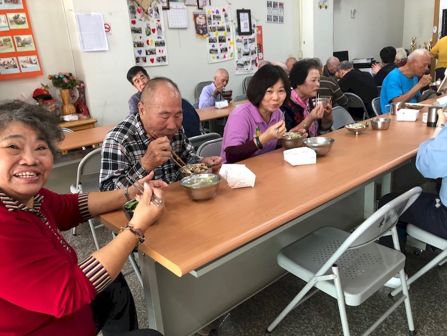 東勢社區長輩參加長照據點活動後共餐。共煮。共食。主婦聯盟合作社。長照。高齡共餐。東勢社區。台南市公有菜市場與社區長照。