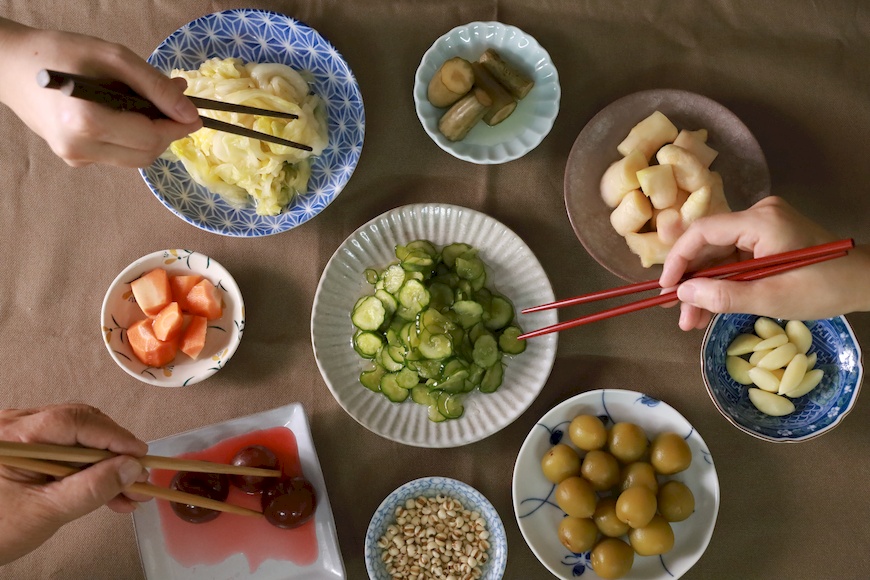 信義區會委員謝玫珊擅長運用合作社的蔬果、雜糧等食材製作醋飲，也經常在站所開課，分享保存食製作方式，充分實踐惜食理念。主婦聯盟信義區會委員。惜食共作。綠食育。青梅共作。