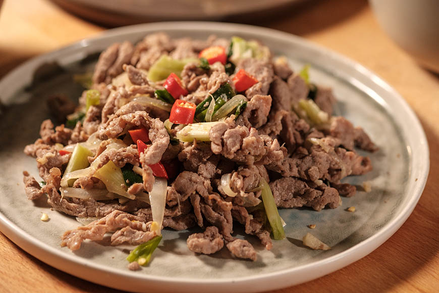 快炒蔥爆牛肉的祕訣是什麼？使用台灣牛肉片，稍微調整醃料成分，在烹調過程減少料理油的添加，仍保有傳統中菜快炒的精髓。