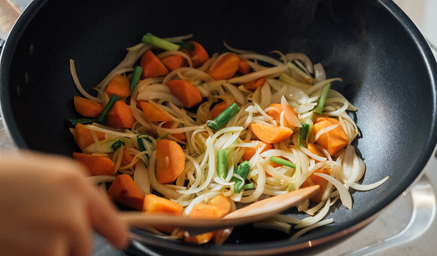 加入蔬菜燉煮的湯頭帶有自然甜味。要注意搭配使用的蔬菜切口大小平均，落差不要太大，這樣熬煮的時間比較容易控制。