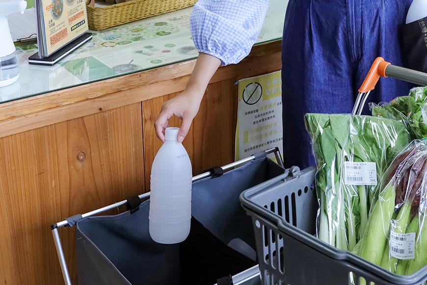 永續可以很簡單，在站所買菜兼回收。透過創造回收機制，讓永續變成生活習慣。募集空瓶時設計回收口訣「沖、脫、撕、剪、分開收」，讓社員透過簡單步驟，到合作社採買時就能順便回收空瓶，提升資源再利用率。而經過社員分工，協助整理及分類回收、最後變成回收塑膠原料，相較一般回收塑料更為乾淨、氣味單純。經過科學檢測，其物性也符合塑膠加工標準，調查社員預購利用永續瓶裝版洗衣精後的意見，對整體產品滿意也高達89%。