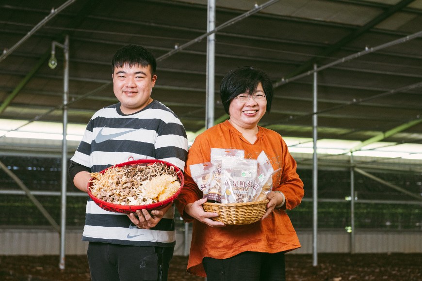 生產者湯如禎、黃昶維母子堅持近七年，成功轉型有機菇寮與加工包裝廠。