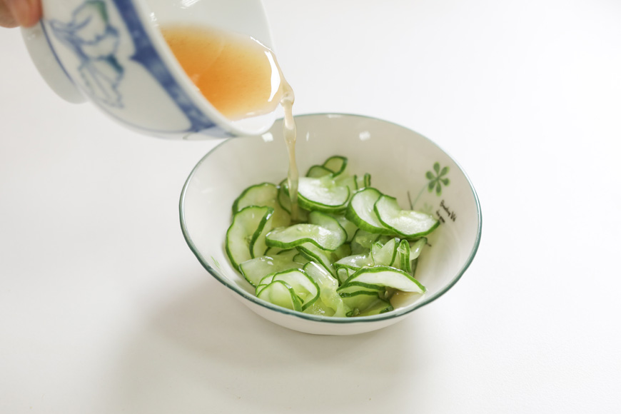 小黃瓜片抓少許鹽醃10 分鐘後瀝水，拌入1:1 的糖醋水再醃漬60 分鐘即可。