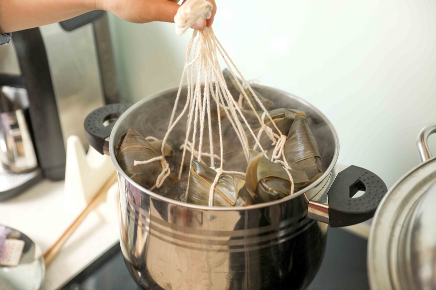 每顆粽子一定得淹蓋到水中蒸煮，米粒才會充分熟透香Q。