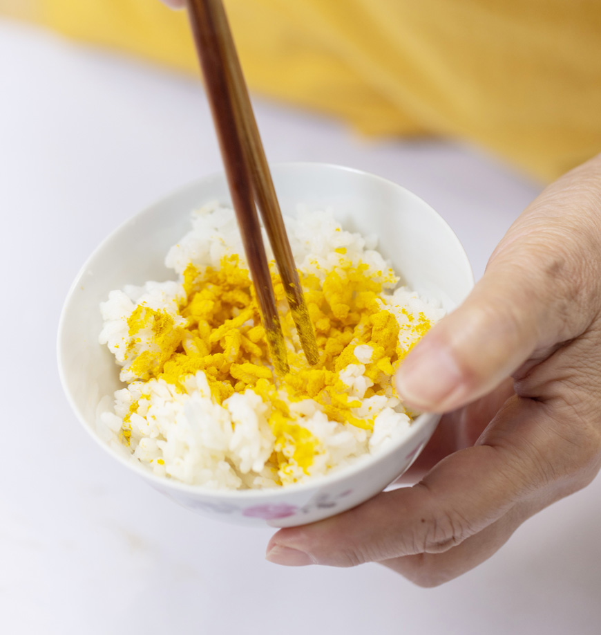 白飯與薑黃粉拌勻成薑黃飯，取作法5食材鋪在飯上，淋上適量湯汁即可。