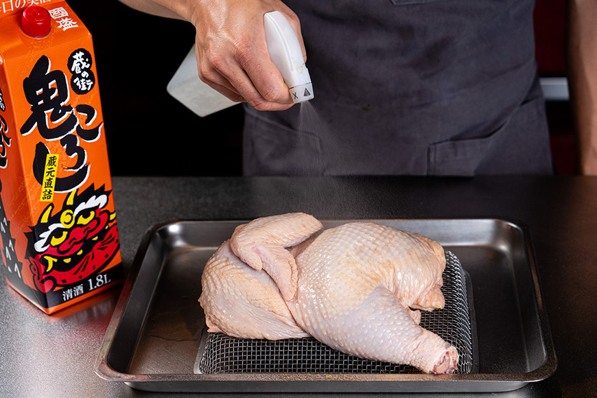 取出雞肉擦乾水分後， 均勻噴上清酒再入冷藏風乾至表面水分收乾， 約 6~8 小時。
