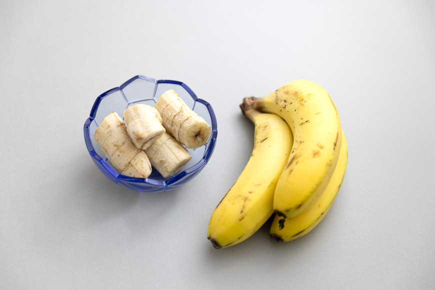 使用完熟冷凍香蕉，可讓成品濃稠香甜並有奶昔感。