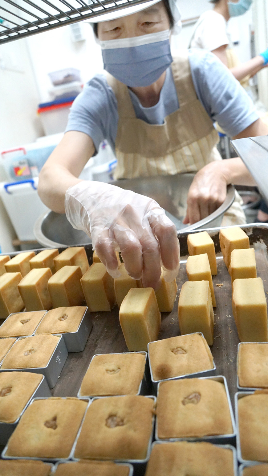 鳳梨酥、條糕與酸乳酪蛋糕，都是供應合作社的日常品項。