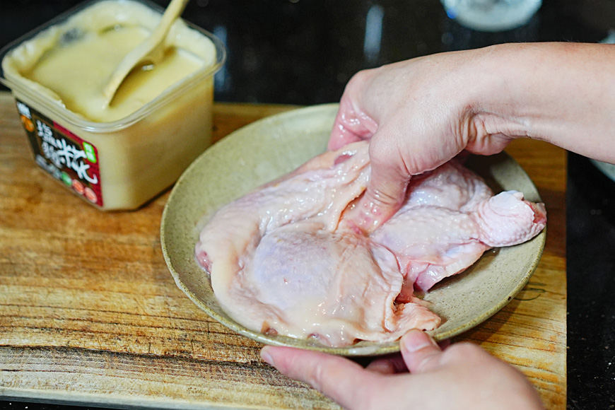 雞肉先以鹽麴醃漬增加風味，軟化肉質。