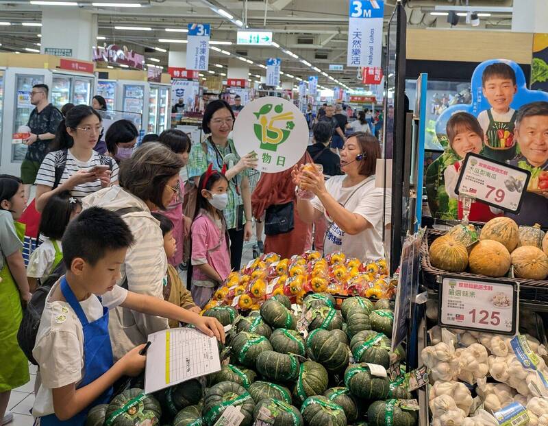 家樂福等賣場陸續於6月起的每月15日舉行食物日活動,推廣在地蔬果。(農糧署提供)
